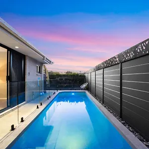 charming-group-getaway-9-mins-to-burleigh-beach.queenslandhotels.net/